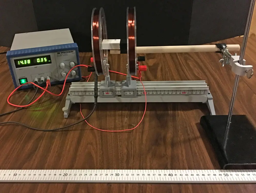Helmholtz coil setup for measuring total magnetic flux of a magnet